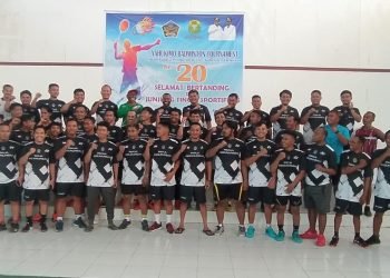 Para peserta turnamen Badminton dalam rangka memeriahkan HUT kabupaten Yahukimo ke-20 berpose bersama panitia sebelum memulai pertandingan di Soska St. Thomas Aquinas Dekai, Minggu (27/11/2022)