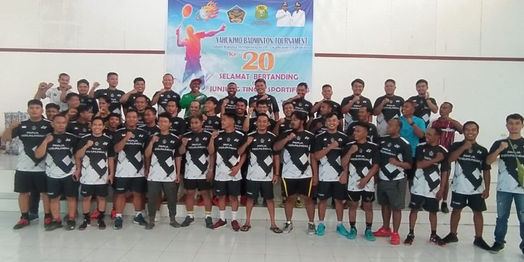 Para peserta turnamen Badminton dalam rangka memeriahkan HUT kabupaten Yahukimo ke-20 berpose bersama panitia sebelum memulai pertandingan di Soska St. Thomas Aquinas Dekai, Minggu (27/11/2022) 