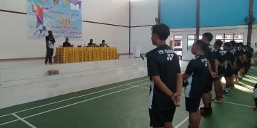 Esau Miram, ketua PBSI Cabang Yahukimo di hadapan peserta turnamen Badminton dalam rangka memeriahkan HUT kabupaten Yahukimo ke-20.