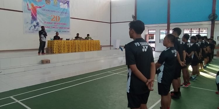 Esau Miram, ketua PBSI Cabang Yahukimo di hadapan peserta turnamen Badminton dalam rangka memeriahkan HUT kabupaten Yahukimo ke-20.