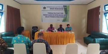 Plt. Kepala Dinas Kesehatan Yahukimo, Lesman Tabuni bersama Kabid SDK Dinas Kesehatan Yahukimo saat memberikan arahan kepada petugas dari Dinas Kesehatan yang akan melakukan sosialisasi kepada pelaku usaha makanan di Dekai.