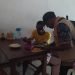Seorang petugas kesehatan sedang memberikan edukasi tentang makanan higienis kepada seorang warga yang sedang makan di sebuah rumah makan di Dekai.