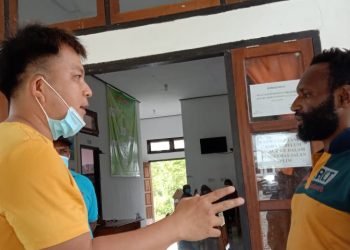 Otniel Sobolim, Ketua SOPPY saat berdialog dengan kepala Puskesmas Aplim