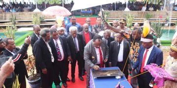 Ketua Moderamen Sinode GJRP Pdt. Tera Kepno S.Th didampingi Bupati Yahukimo Didimus Yahuli SH saat menandatangani prasasti (Ruland Kabak).