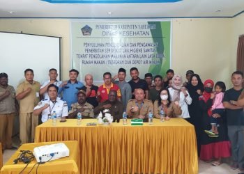 Foto bersama saat kegiatan sosialisasi BPOM kepada pelaku usaha makanan dan air minum di Dekai.