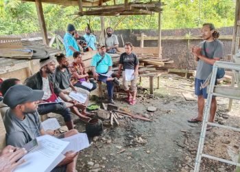 Kegiatan pelatihan peternakan ayam potong bersama kelompok Duku Sunu Dekai Farm di kandang Duku Sunu, kompleks Gereja Katolik Santo Yosef Dekai.