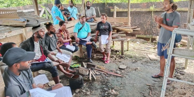 Kegiatan pelatihan peternakan ayam potong bersama kelompok Duku Sunu Dekai Farm di kandang Duku Sunu, kompleks Gereja Katolik Santo Yosef Dekai.