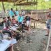 Kegiatan pelatihan peternakan ayam potong bersama kelompok Duku Sunu Dekai Farm di kandang Duku Sunu, kompleks Gereja Katolik Santo Yosef Dekai.