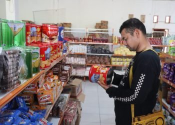 Kapolres Yahukimo AKBP Arief Kristanto saat mengecek tanggal kadaluwarsa makanan di salah satu Toko di Dekai.