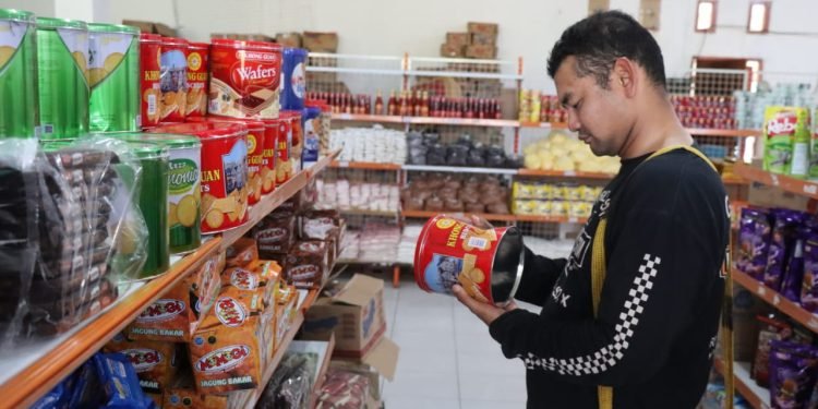 Kapolres Yahukimo AKBP Arief Kristanto saat mengecek tanggal kadaluwarsa makanan di salah satu Toko di Dekai.