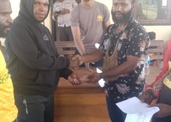Otniel Sobolim (Kanan) , ketua SOPPY ketika menyelesaikan pertikaian antara warga akibat dipicu miras.