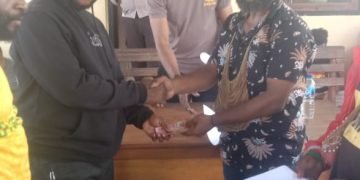 Otniel Sobolim (Kanan) , ketua SOPPY ketika menyelesaikan pertikaian antara warga akibat dipicu miras.