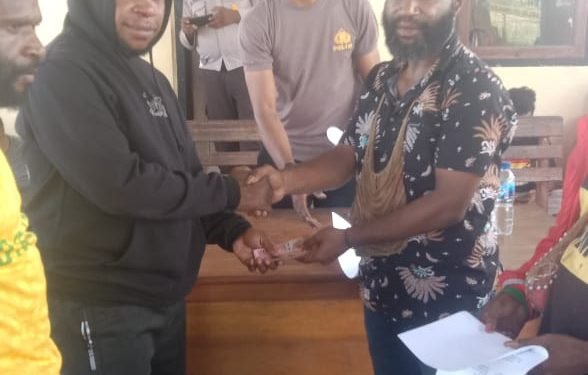 Otniel Sobolim (Kanan) , ketua SOPPY ketika menyelesaikan pertikaian antara warga akibat dipicu miras.