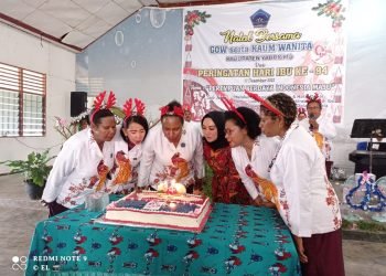 Sekretaris GOW, dan Ketua Bhayangkari didampingi pengurus GOW Kabupaten Yahukimo saat meniup kue ulang tahun.