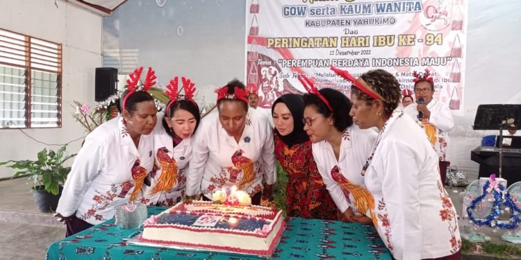 Sekretaris GOW, dan Ketua Bhayangkari didampingi pengurus GOW Kabupaten Yahukimo saat meniup kue ulang tahun.