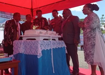 Bupati Yahukimo, Wakil Bupati, Kapolres Yahukimo, Dandim Kodim 1715, Ketua DPRD Yahukimo, Ketua PGGY, dan Kejaksaan Wamena saat meniup kue ulang tahun. (Ruland Kabak)