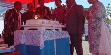 Bupati Yahukimo, Wakil Bupati, Kapolres Yahukimo, Dandim Kodim 1715, Ketua DPRD Yahukimo, Ketua PGGY, dan Kejaksaan Wamena saat meniup kue ulang tahun. (Ruland Kabak)