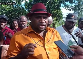 Ketua DPC Partai Hanura Kabupaten Yahukimo, Kenius Heselo saat memberikan keterangan pers.