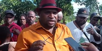 Ketua DPC Partai Hanura Kabupaten Yahukimo, Kenius Heselo saat memberikan keterangan pers.