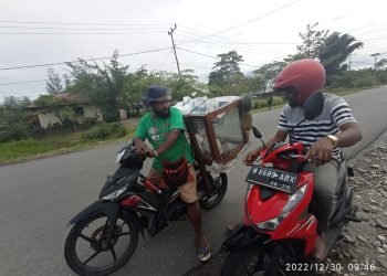 Natan Sama saat sedang berkomunikasi dengan pembeli Ayam Potong hidup hasil peternakan Duku Sunu Dekai Farm