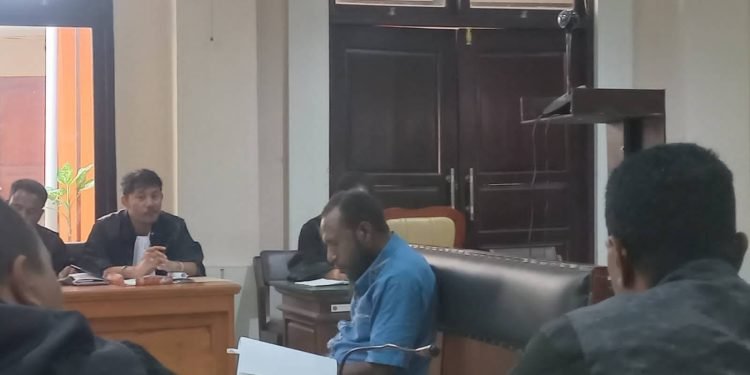 Victor F Yeimo, Juru Bicara Internasional KNPB disidangkan dengan tuduhan pasal makar dan penghasutan.