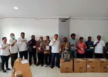 Pemda Jayawijaya Serahkan Bantuan untuk Pengusaha Kopi dan Peternak Ayam