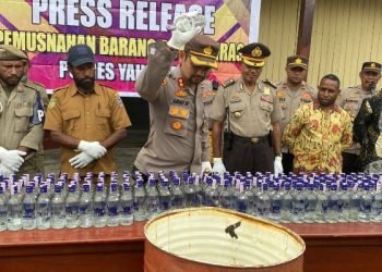 Polres Yahukimo Musnahkan Ratusan Botol Miras Pabrikan