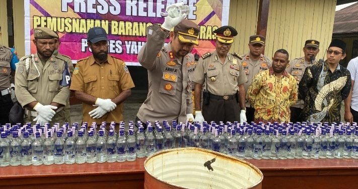 Polres Yahukimo Musnahkan Ratusan Botol Miras Pabrikan