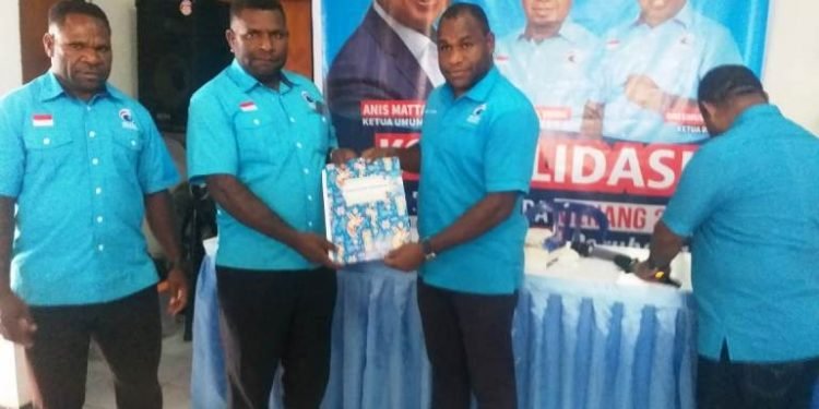 Ketua DPW Partai Gelora Provinsi Papua Pegunungan Melantik 8 Pengurus DPD