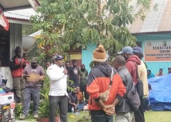 Menunjang Aktivitas Panwas Distrik, Bawaslu Lanny Jaya Serahkan Genset dan ATK