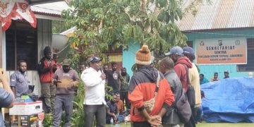 Menunjang Aktivitas Panwas Distrik, Bawaslu Lanny Jaya Serahkan Genset dan ATK