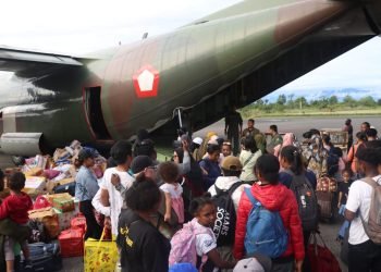 Tidak Ada Penerbangan, Ratusan Warga Yahukimo Berangkat Menggunakan Pesawat Hercules