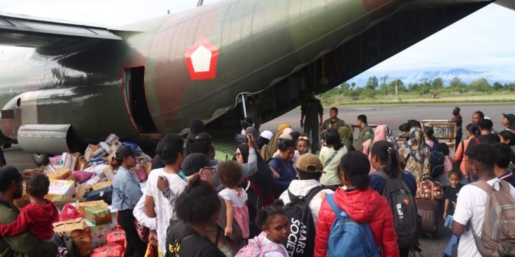 Tidak Ada Penerbangan, Ratusan Warga Yahukimo Berangkat Menggunakan Pesawat Hercules