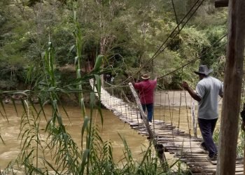 Kadis PU Lanny Jaya Tinjau Jembatan Gantung di Gelok Beam