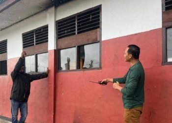 Aparat kepolisian saat melakukan olah TKP - JW Sagu