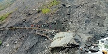 Jalan Rusak Akibat Longsor, Warga Tolikara Perbaiki Secara Swadaya