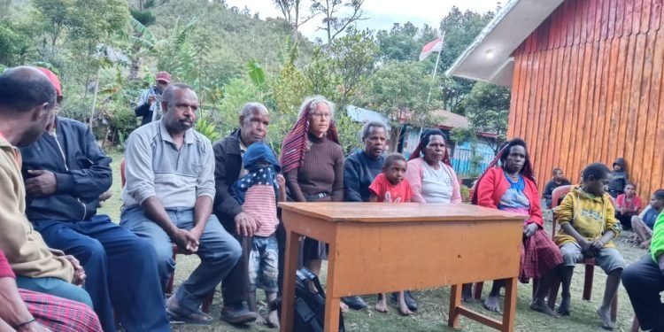 Giliran Elisabeth Bromley Berkunjung ke Kampung Minimo