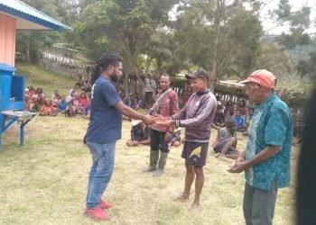 Pemda Tolikara Salurkan BLT ke Warga Distrik Tagineri