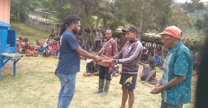 Pemda Tolikara Salurkan BLT ke Warga Distrik Tagineri