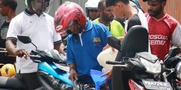 Antrian Panjang Kendaraan di Dekai Menanti APMS Dibuka