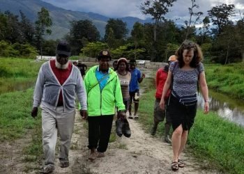 Lois Bromley saat berkunjung di Minimo - JW Noken