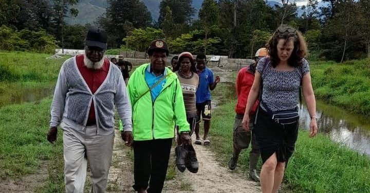 Lois Bromley saat berkunjung di Minimo - JW Noken