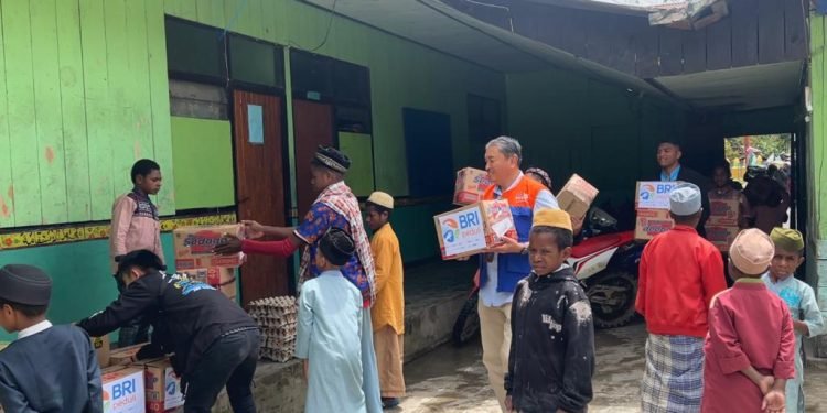 Berbagi Bahagia, BRI Branch Office Wamena RO Jayapura berbagi Sembako Kepada Pesantren Walesi