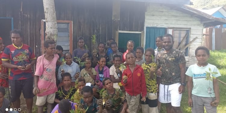 Peringati Hari Bumi, Guru dan Siswa di Gelok Beam Tanam Seratus Pohon