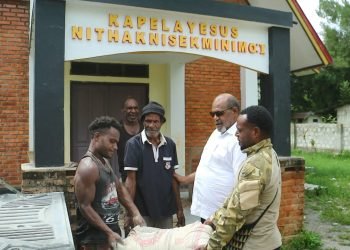 Wakil Bupati Jayawijaya Bantu Semen Untuk Kapela Yesus Nit Haknisek Minimo