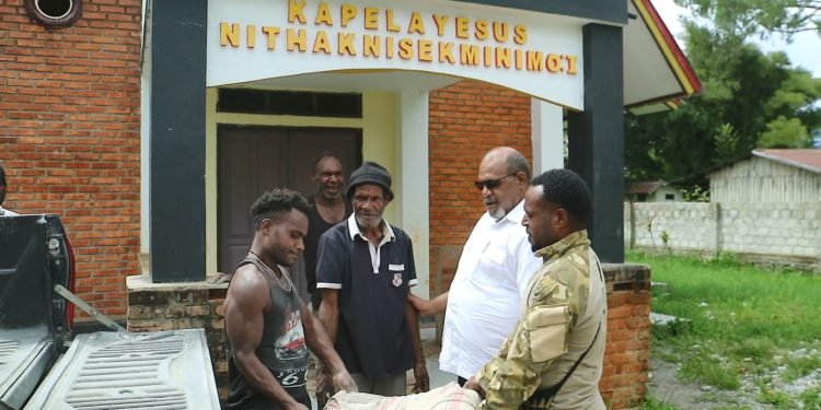 Wakil Bupati Jayawijaya Bantu Semen Untuk Kapela Yesus Nit Haknisek Minimo