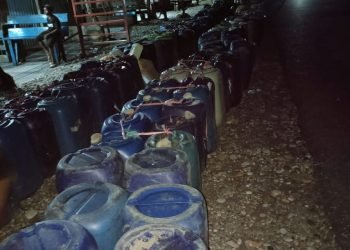 Jelang Penyaluran BBM Besok, Antrian Jerigen Memenuhi Jalan Depan APMS Kaluku Mas