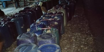 Jelang Penyaluran BBM Besok, Antrian Jerigen Memenuhi Jalan Depan APMS Kaluku Mas