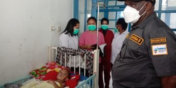 Kadinkes Yahukimo Kunjungi Pasien Gizi Buruk di RSUD Dekai Yahukimo