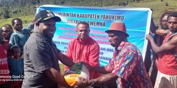 Tinjau Pembangunan Lapter di Distrik Dirwemna, Esau Miram Salurkan Bama